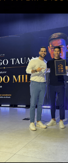 Thiago Tajan recebendo reconhecimento no palco