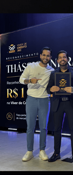 Thássio Andrade recebendo reconhecimento no palco